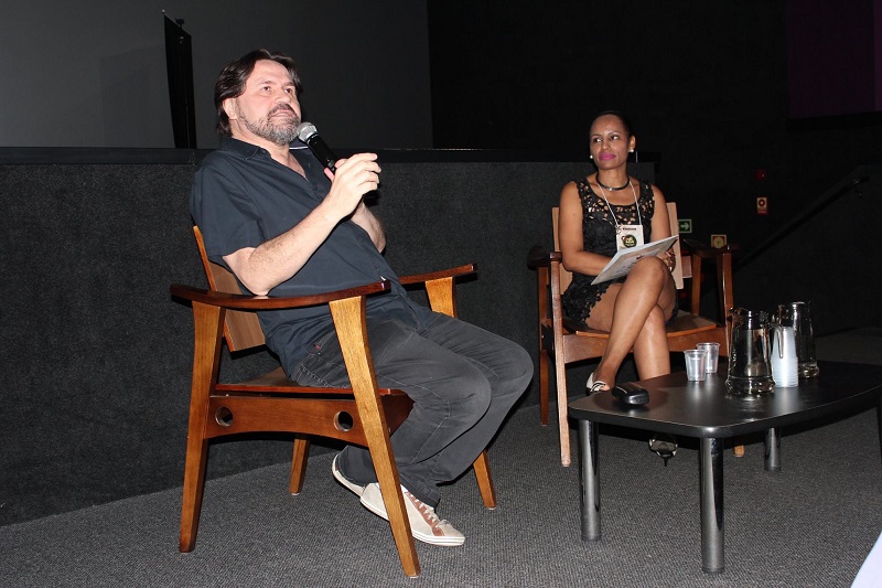 Escritor Marcelino Freire, em conversa com o público do IX Café com Leitura, ao lado da coordenadora de Eventos da UFG, Andréa Pereira dos Santos, mediadora do bate-papo